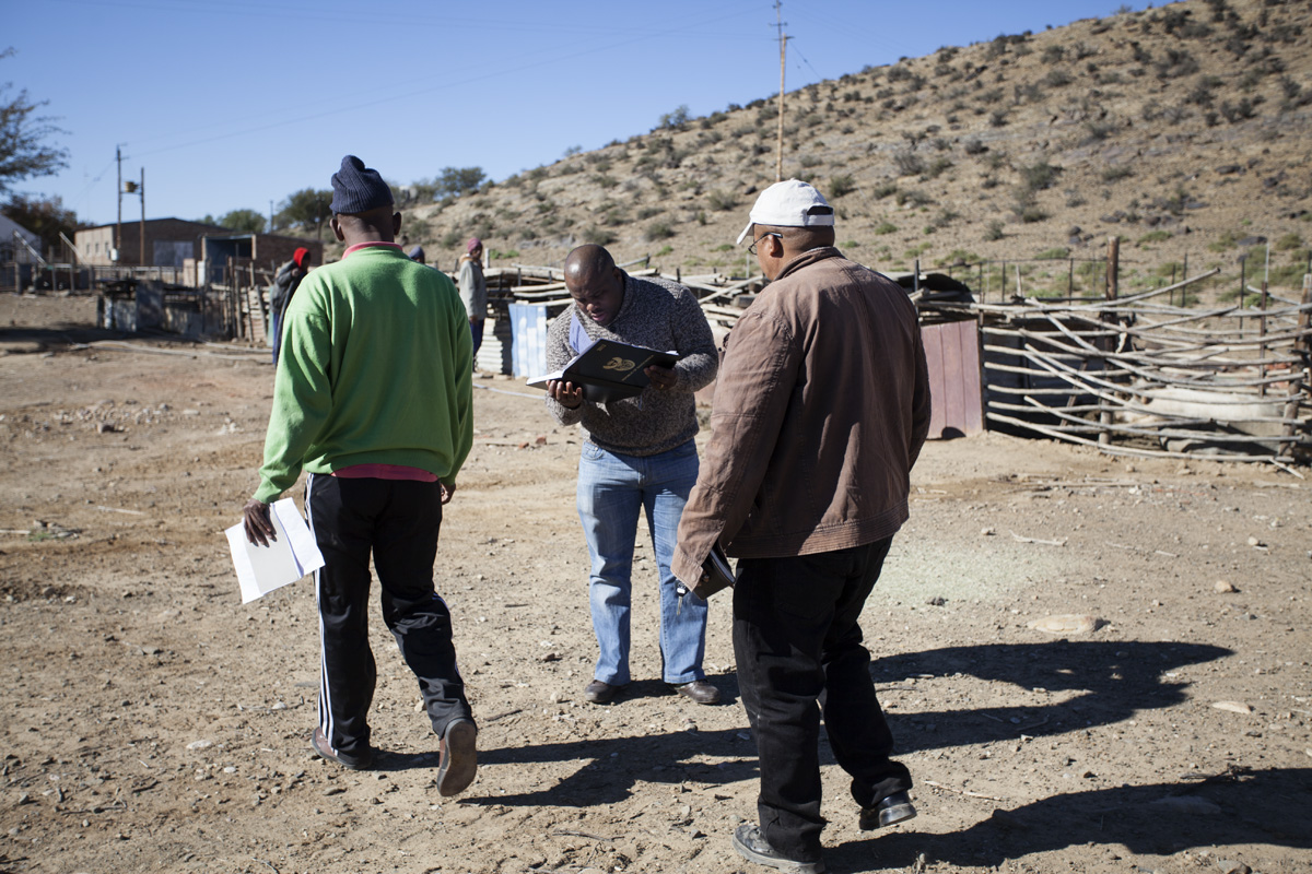 Sivuyile Ketshe en Lonwabo Silikidi van die Departement van Grond en Land Hervorming loop saam met meneer Jan Loff, plaasbestuurder en aandeelhouer, rond om seker te maak al die bates wat die staat aan hulle gegee het is nog in werkende toestand.
