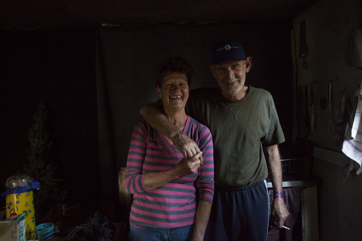 Adri en Thinus in their home.